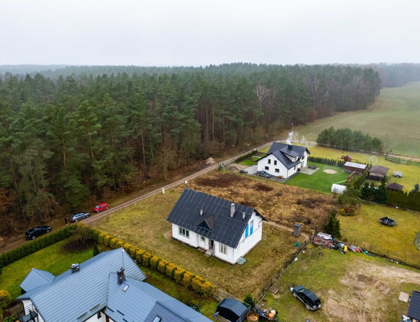 Dom w stanie surowym, bezpośrednio przy lesie.