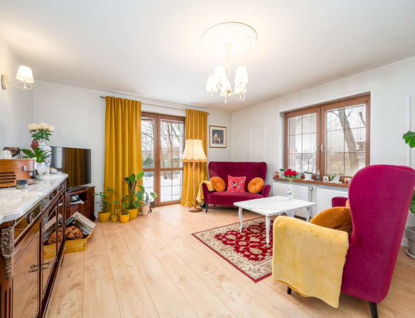 Przytulny dom z dużą działką w Linii.